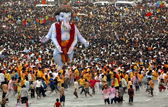 Photograph of Ganesh Chaturthi in Mumbai, India from DiggMumbai.com