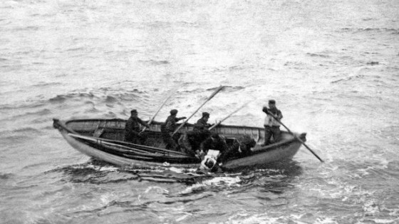 Crew from Halifax ship Mackay-Bennett recover Titanic victim