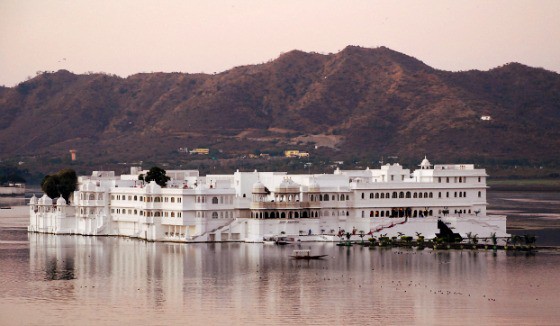 Lake Palace Hotel and the pink-hued Aravelli Hills, Udaipur, Rasjasthan, India