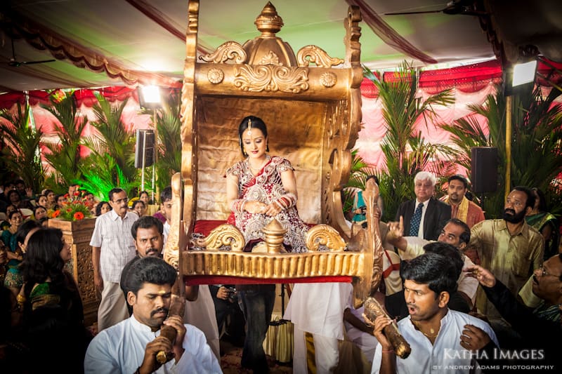 Bride carried on a palanquin by Kerala Wedding Photographer Katha Images