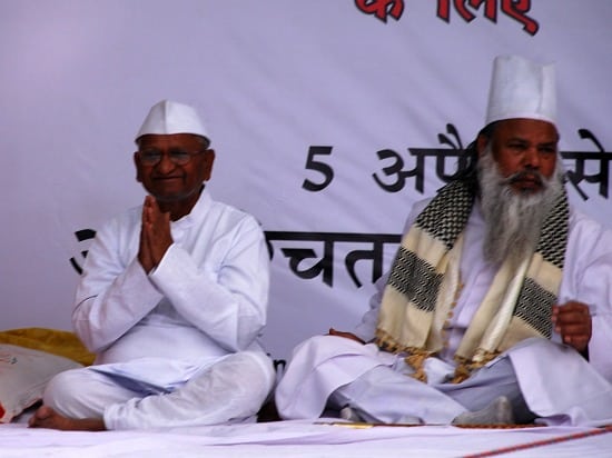 Anna Hazare (left) on stage, April 8, 2011 in New Delhi in anti-corruption movement, India