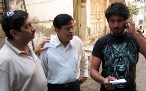 Photograph of men helping me replace my mobile phone in Mumbai