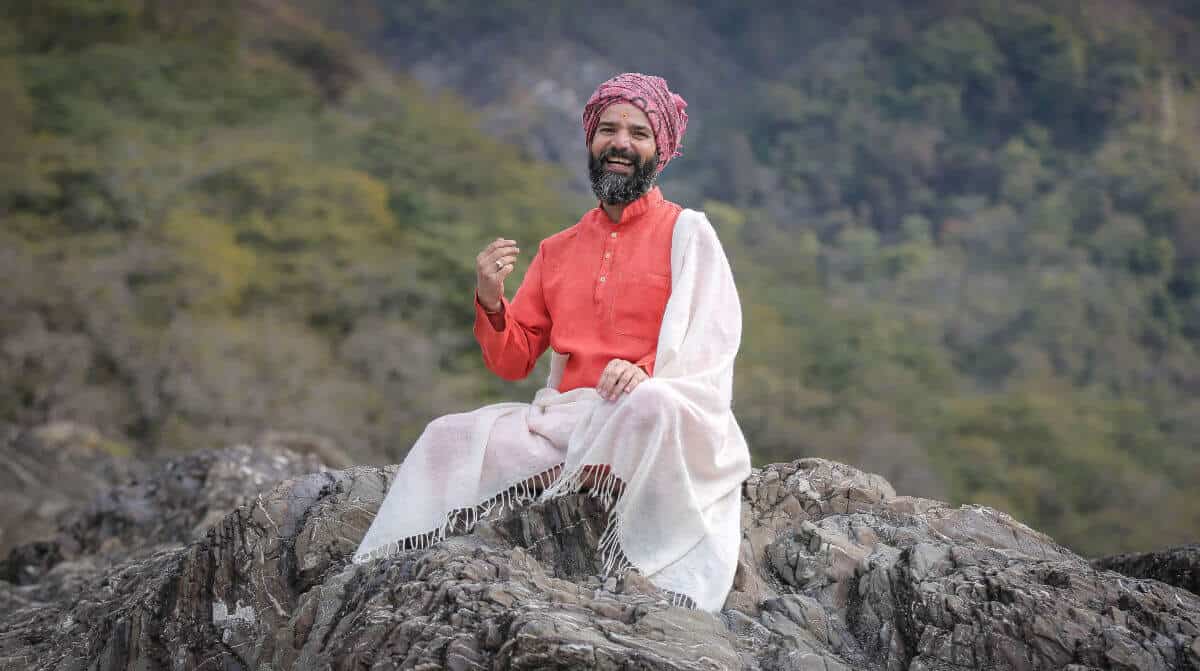 Yoga teacher Yogrishi Vishvketu in India