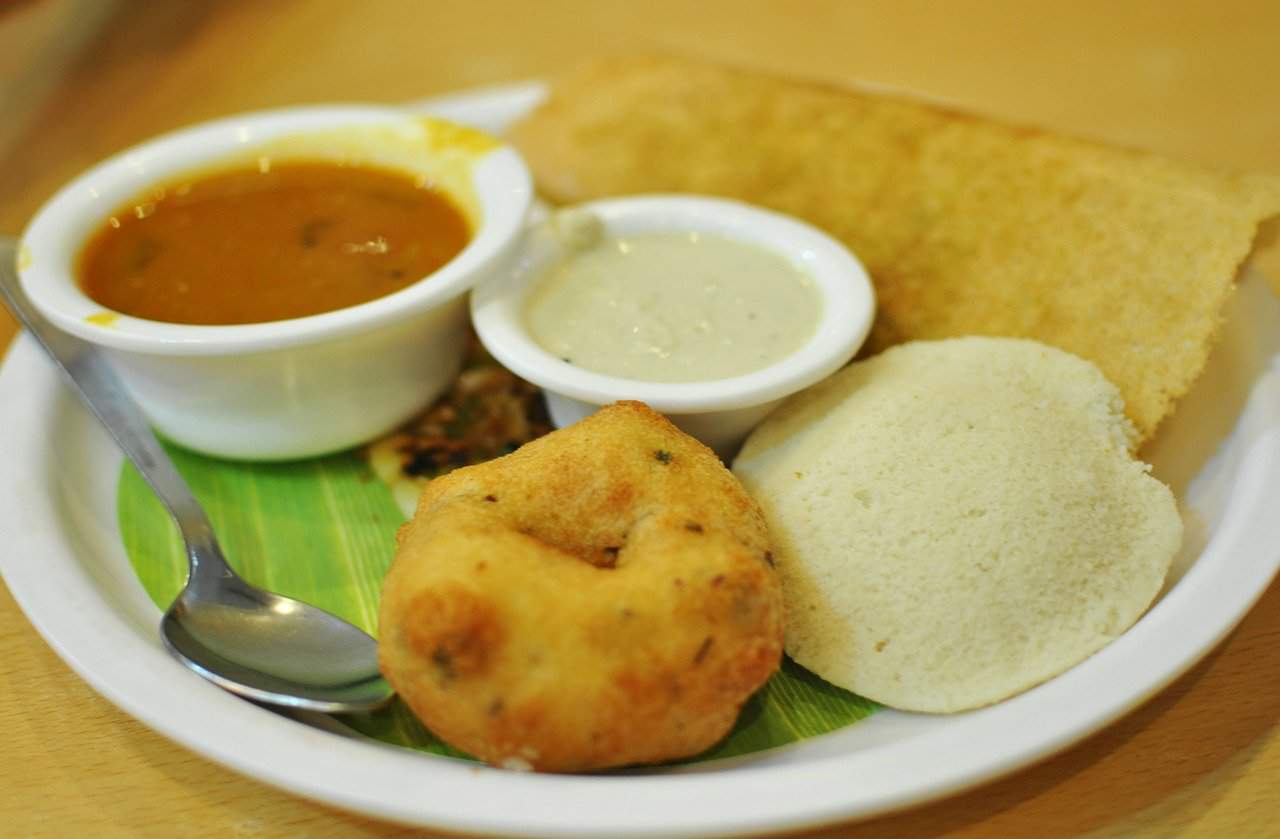 idli and vada are street foods in Mumbai