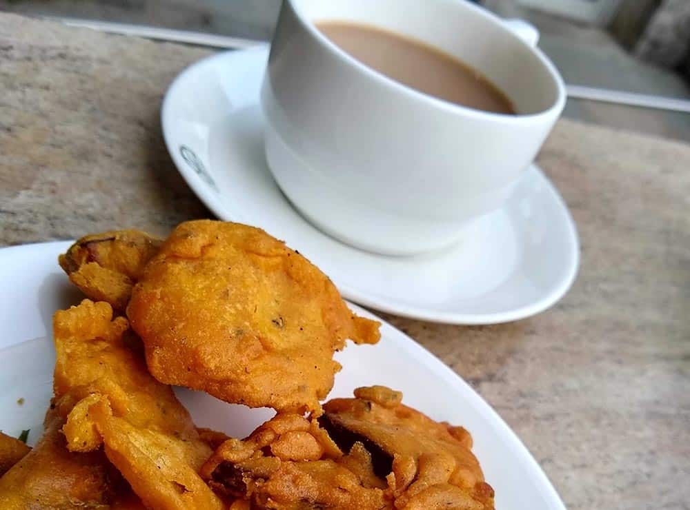 Chai pakora, snack in Delhi in monsoon